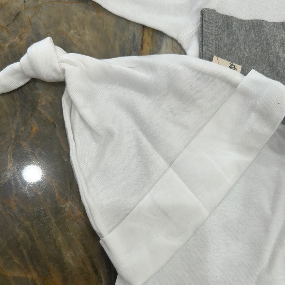 Burt’s Bees Cozy White and Gray Footie 4 piece set - Picture 5 of 8